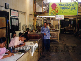 Javanerinnen beim Vorzeichnen der Batikmuster