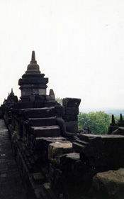 Der Tempel Borobudur ist wie eine Pyramide aufgebaut, als Pilger soll man jede Ebene der Terrassen umrunden.
