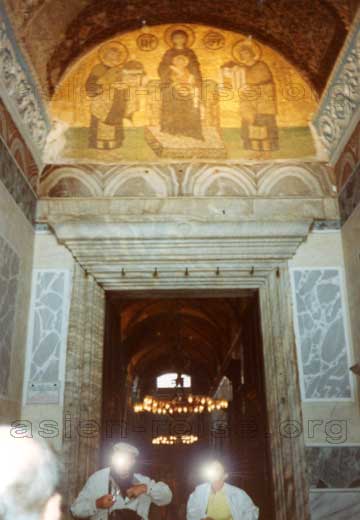 Freigelegtes Mosaik in der Vorhalle der Kirche Hagia Sophia in Istanbul in der Türkei. Das Christus-Kind bekommt von Konstantin und Kaiser Justinian die Stadt Konstantinopel und die Hagia Sophia als Geschenk am Kaiserportal überreicht.