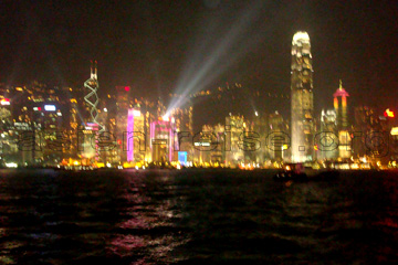 Die beleuchtete Skyline von Hongkong bei der abendlichen Hafenrundfahrt.