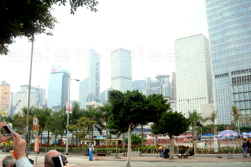 Skyline von Hongkong bei der Stadtführung am Vormittag.