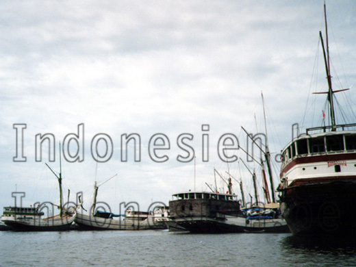 Frachter aus Holz im Hafen von Jakarta