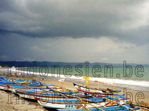 Auslegerboote in der Bucht von Pangandaran