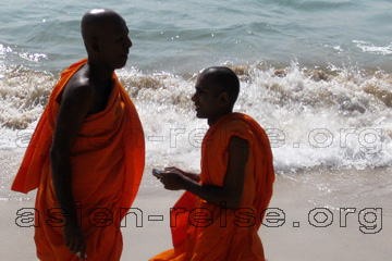Tradition trifft Moderen: Mönche am Strand mit Handys.
