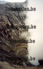 Schwefeldampf am Vulkan Mount Bromo