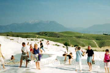 Baden in einer heißen Quelle und weißer Kalkstein in der Türkei bei einer Türkei Rundreise.