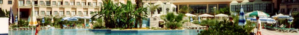 Hotel in der Türkei mit Poollandschaft beim Urlaub und Rundreise.